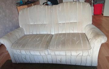 Woonkamer 2 zits bank beschikbaar voor biedingen