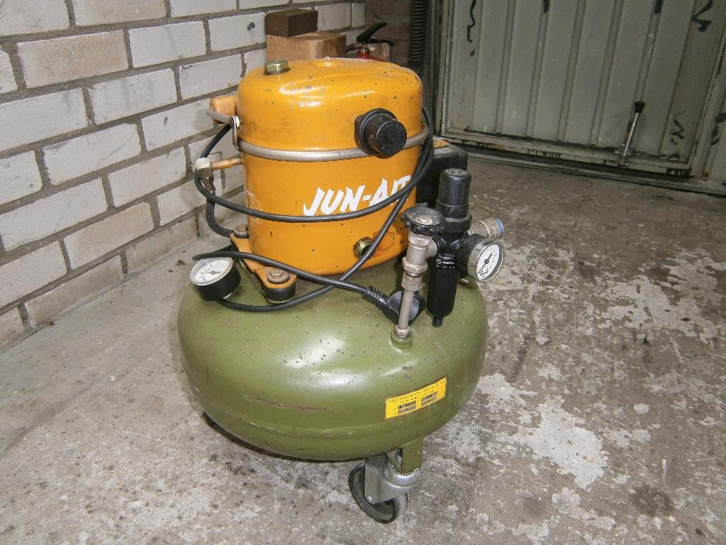 stille compressor Jun-air  220 volt  op wieltjes, Doe-het-zelf en Verbouw, Compressors, Ophalen, Gebruikt, Olievrij, 200 tot 400 liter/min