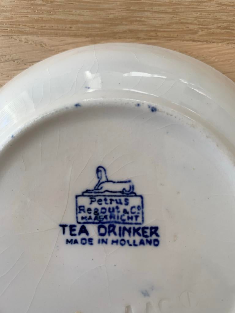 Petrus Regout & Co Maastricht 'Tea Drinker' kop en schotels, Gebruikt, Ophalen of Verzenden, Overige stijlen, Kop(pen) en/of Schotel(s)