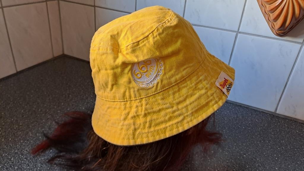 Duvel 6.66% gele bucket hat - dubbelzijdig, Verzamelen, Biermerken, Ophalen of Verzenden, Zo goed als nieuw, Kleding, Duvel