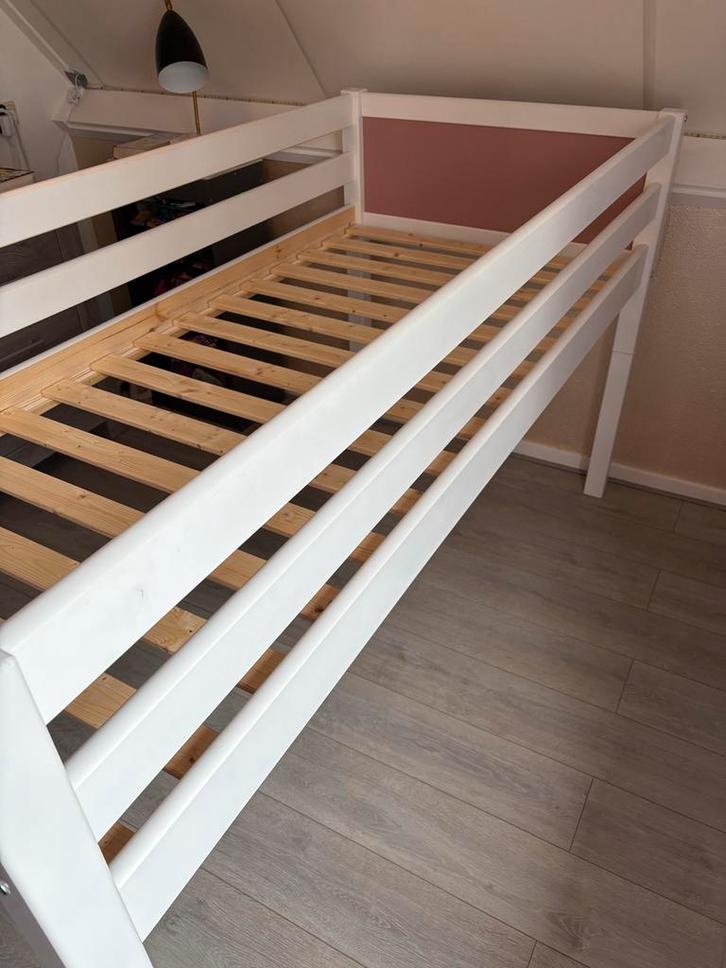 Witte halfhoogslaper met roze accenten, Kinderen en Baby's, Kinderkamer | Stapelbedden en Hoogslapers, Gebruikt, Halfhoogslaper