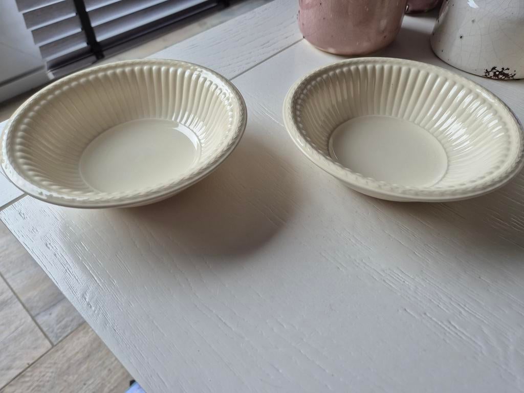 Twee Wedgwood Edme crèmekleurige schaaltjes met ribbels, Ophalen of Verzenden, Overige stijlen, Aardewerk, Schaal of Schalen