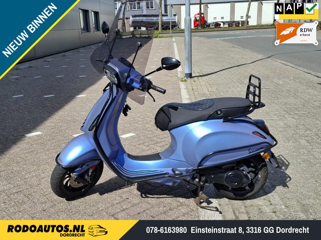 Vespa Snorscooter Sprint 50 Custom Opaco Violo Cameleon, Fietsen en Brommers, Snorfietsen en Snorscooters, Gebruikt, Piaggiogroup.corporate.governance@legalmail.itPiaggio Group+2Piaggio Group+2