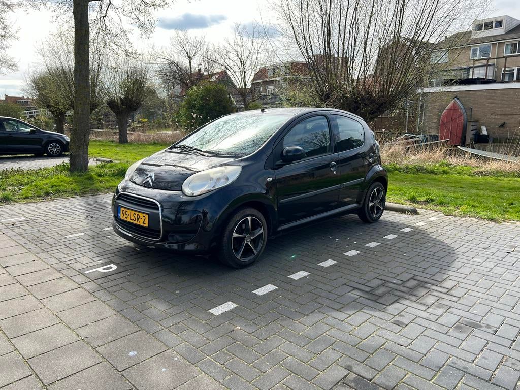 Citroën C1 1.0 5-DRS 2010 Zwart, Auto's, Voorwielaandrijving, Zwart, 4 stoelen, C1