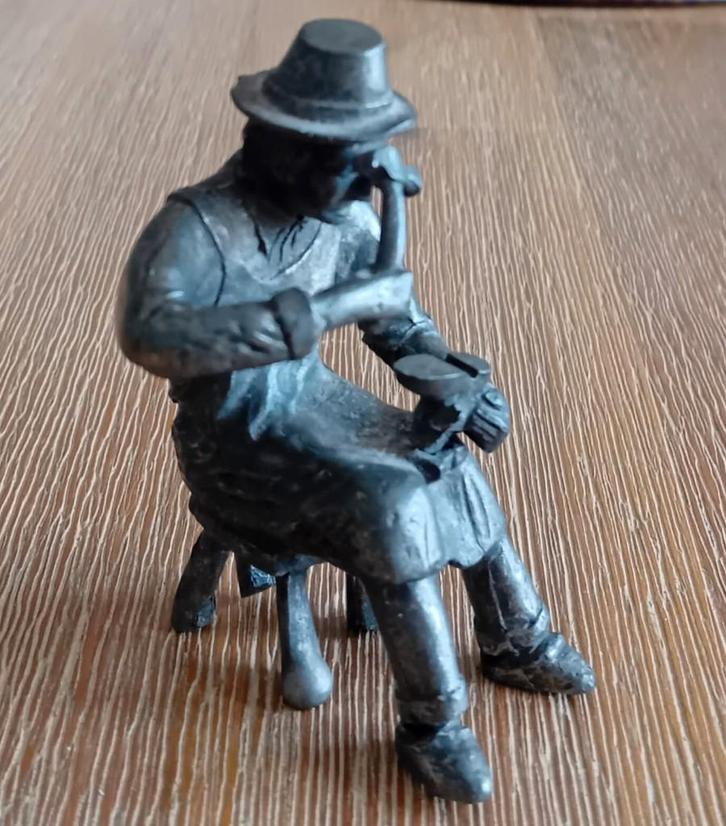 Tinnen beeldje van een schoenmaker, Verzamelen, Beelden en Beeldjes, Zo goed als nieuw, Mens, Ophalen of Verzenden