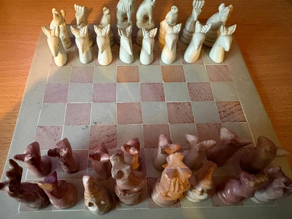 Handgesneden schaakspel in speksteen, Ophalen of Verzenden, Minder dan 500 stukjes, Zo goed als nieuw, Schaken