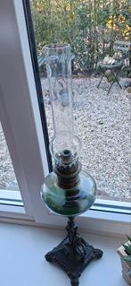 Antieke olielamp met glazen kap en gedetailleerde voet, Antiek en Kunst, Ophalen of Verzenden