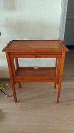 Vintage houten bijzettafel met glazen vitrine, 45 tot 60 cm, Gebruikt, Vintage, Rechthoekig