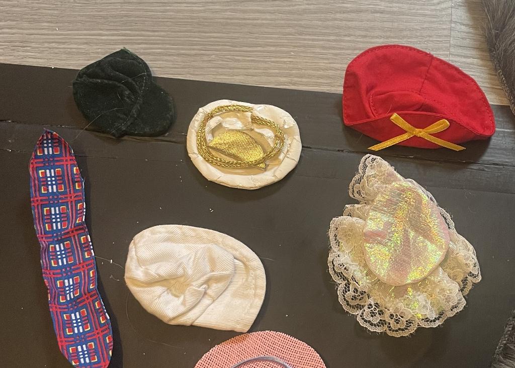 vintage retro lot hoedjes hoed sjaal pet Barbie Sindy Fleur, Ophalen of Verzenden, Zo goed als nieuw, Accessoires