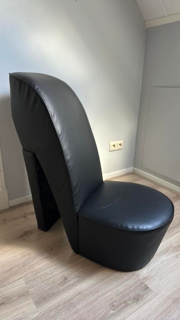 Zwarte nep leren stoel in de vorm van een schoen, Ophalen, Overige materialen, Minder dan 75 cm, Zo goed als nieuw