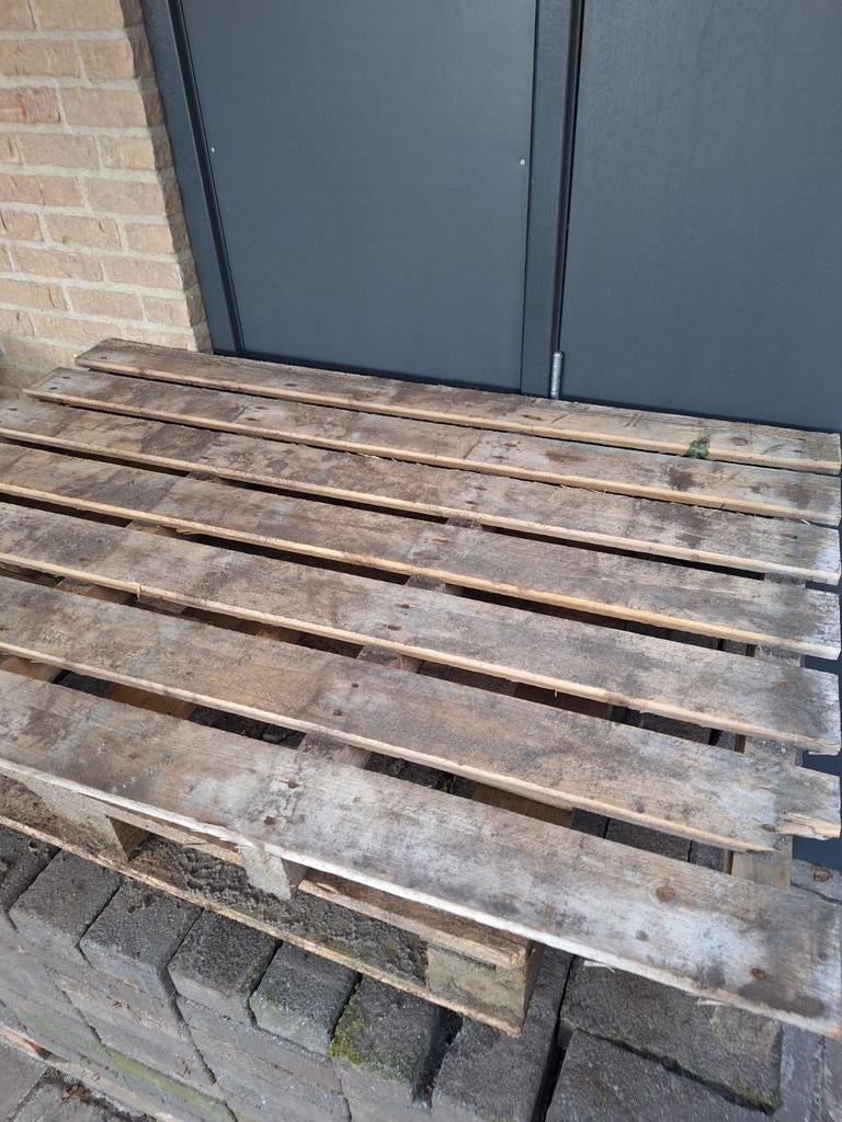 Gratis 2 houten pallets - ideaal voor een paasvuur, Ophalen