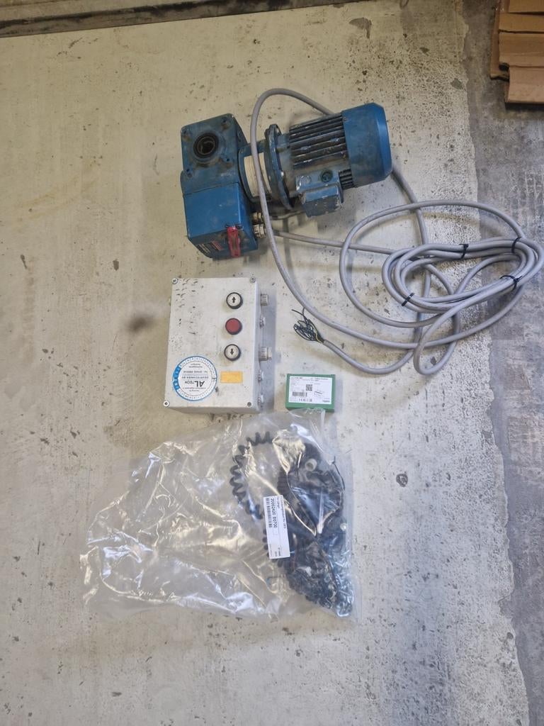 Elektrische motor met bediening overheaddeur 380v, Doe-het-zelf en Verbouw, Gereedschap | Overige machines, Ophalen of Verzenden