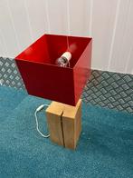 Design Tafellamp Rood met Houten Voet, Huis en Inrichting, Lampen | Tafellampen, Ophalen, Gebruikt, Hout, Minder dan 50 cm