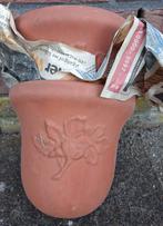 Twee Terracotta bloempotten met reliëf, wandmodel, Tuin en Terras, Overige materialen, Gebruikt, Minder dan 60 cm, Ophalen of Verzenden