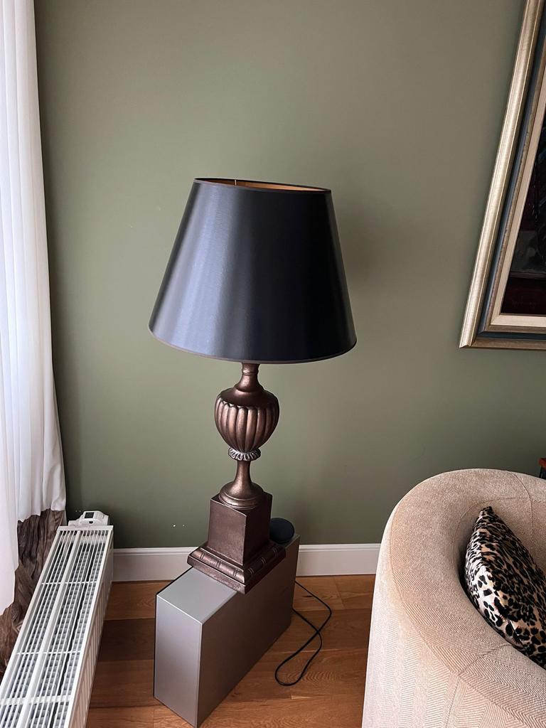 Stijlvolle Zwarte Staande Lamp met Bronzen Voet, Huis en Inrichting, Lampen | Vloerlampen, Ophalen, Zo goed als nieuw, Metaal