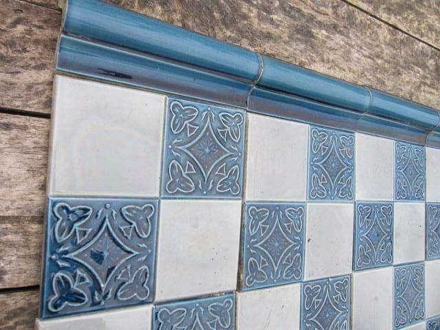 23 stuks Antieke wandtegels grijs met blauw relief 15x15cm, Antiek en Kunst, Antiek | Wandborden en Tegels, Ophalen