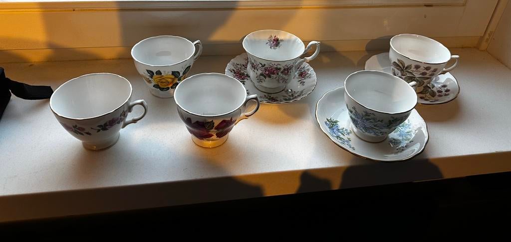 Diverse kopjes en schotels: Royal Albert en Royal Vale, Gebruikt, Ophalen of Verzenden, Overige stijlen, Kop(pen) en/of Schotel(s)