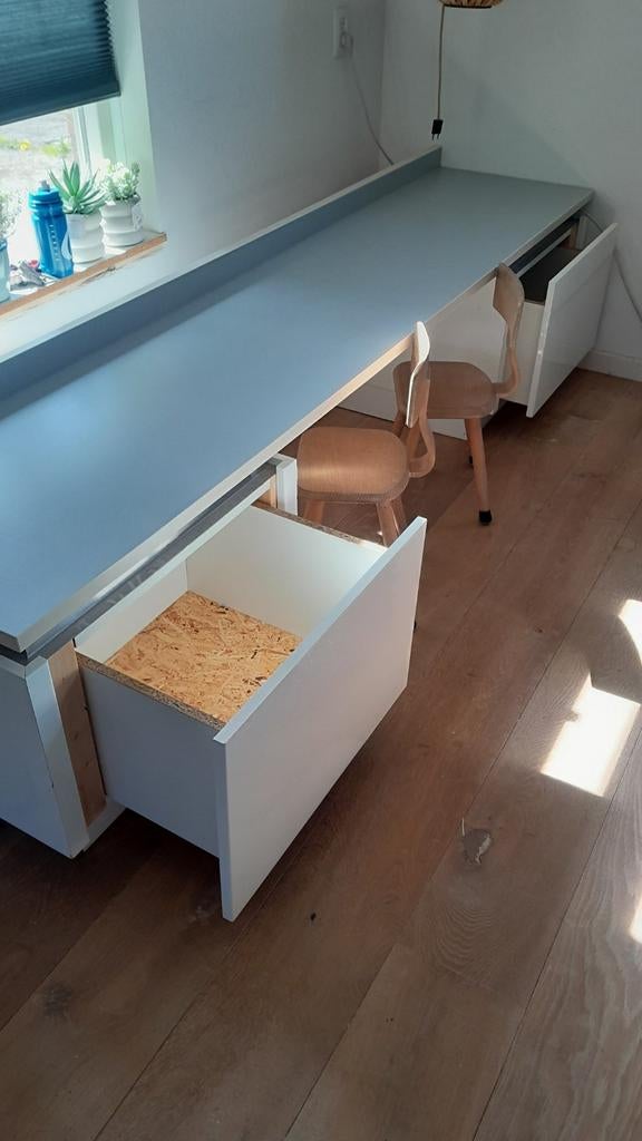 Speeltafel voor kinderen - 246x55x64.5 cm (excl. stoeltjes), Ophalen, Gebruikt