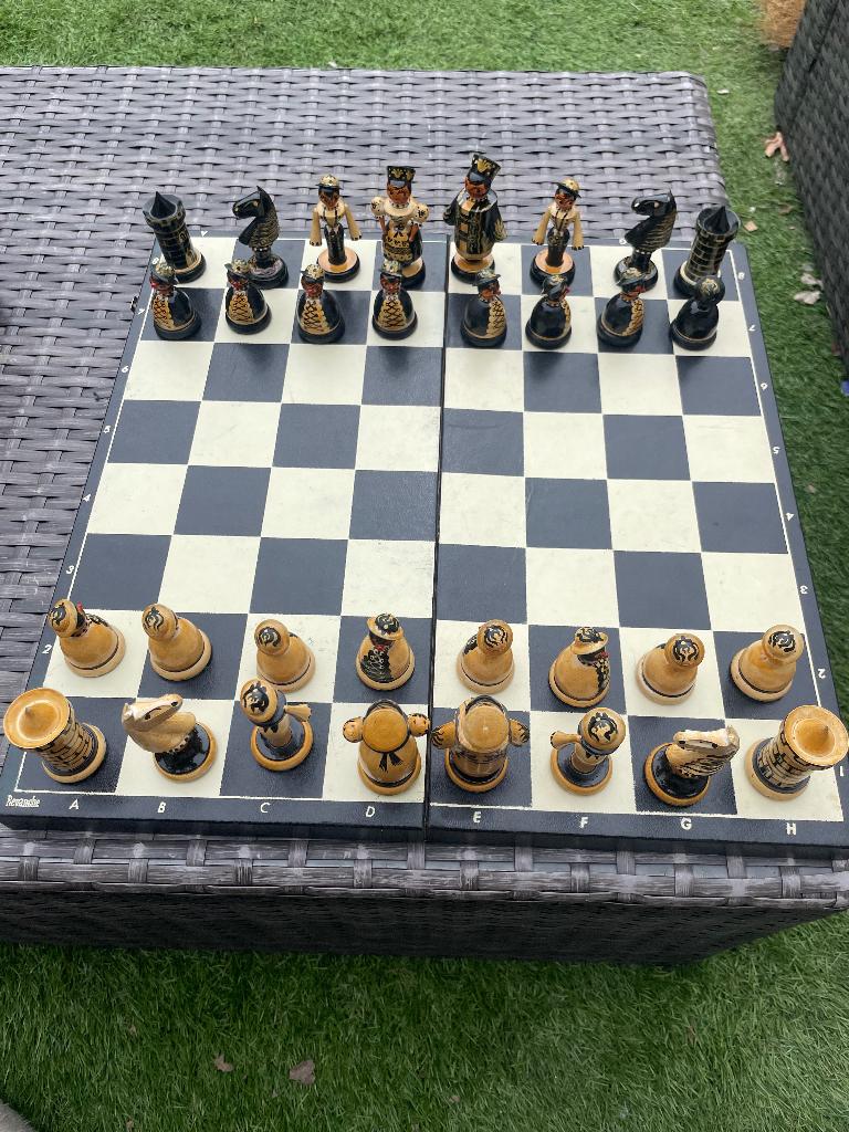 VINTAGE HOUTEN HANDBESCHILDERD  HONGAARS  SCHAAKSPEL, Hobby en Vrije tijd, Gezelschapsspellen | Bordspellen, Een of twee spelers