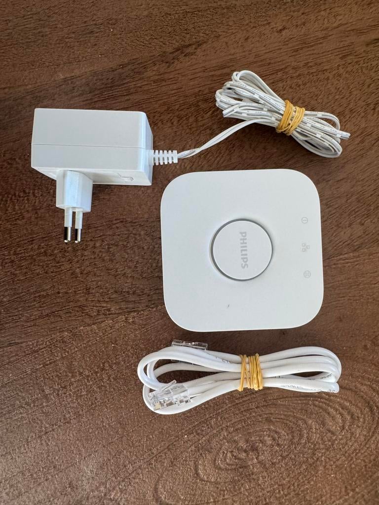 Philips Hue Bridge V2 met adapter en ethernetkabel, Computers en Software, Routers en Modems, Zo goed als nieuw, Router, Ophalen of Verzenden