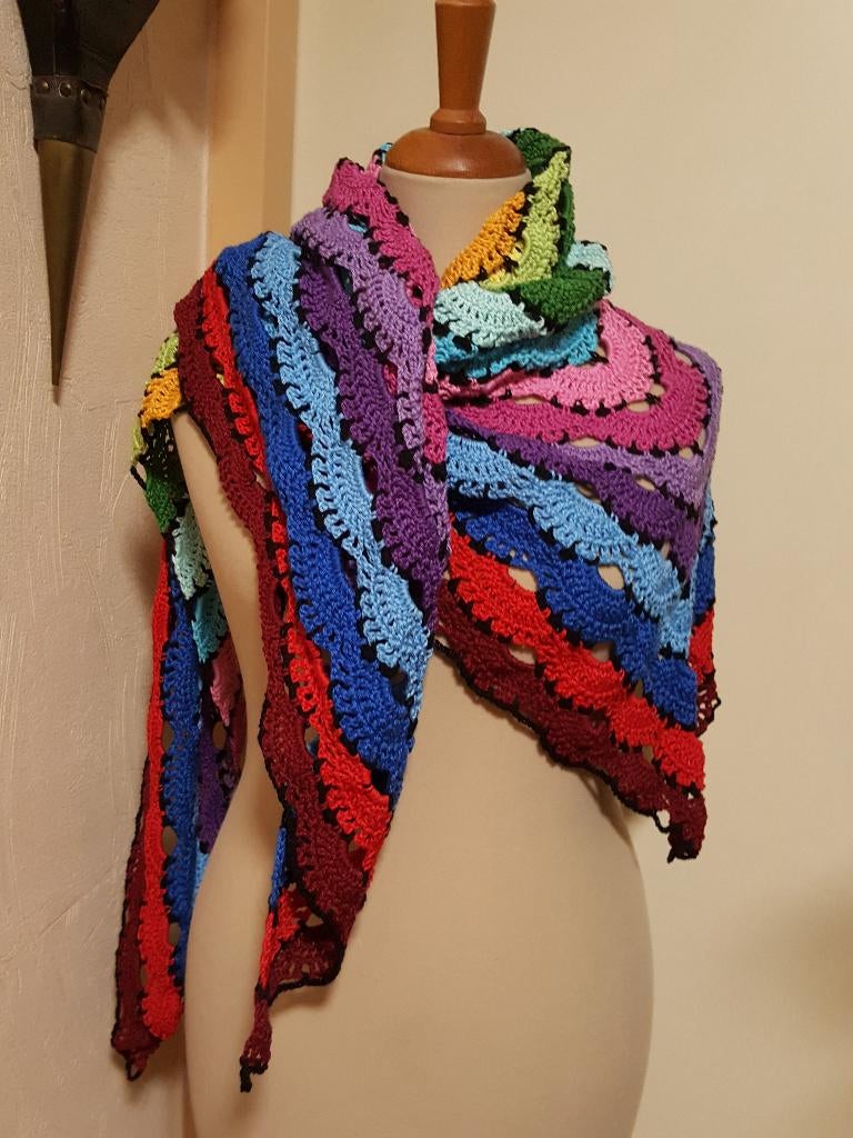 Handmade 18 kleurige omslagdoek 195x90 incl verz, Ophalen of Verzenden, Nieuw, Haken, Overige typen