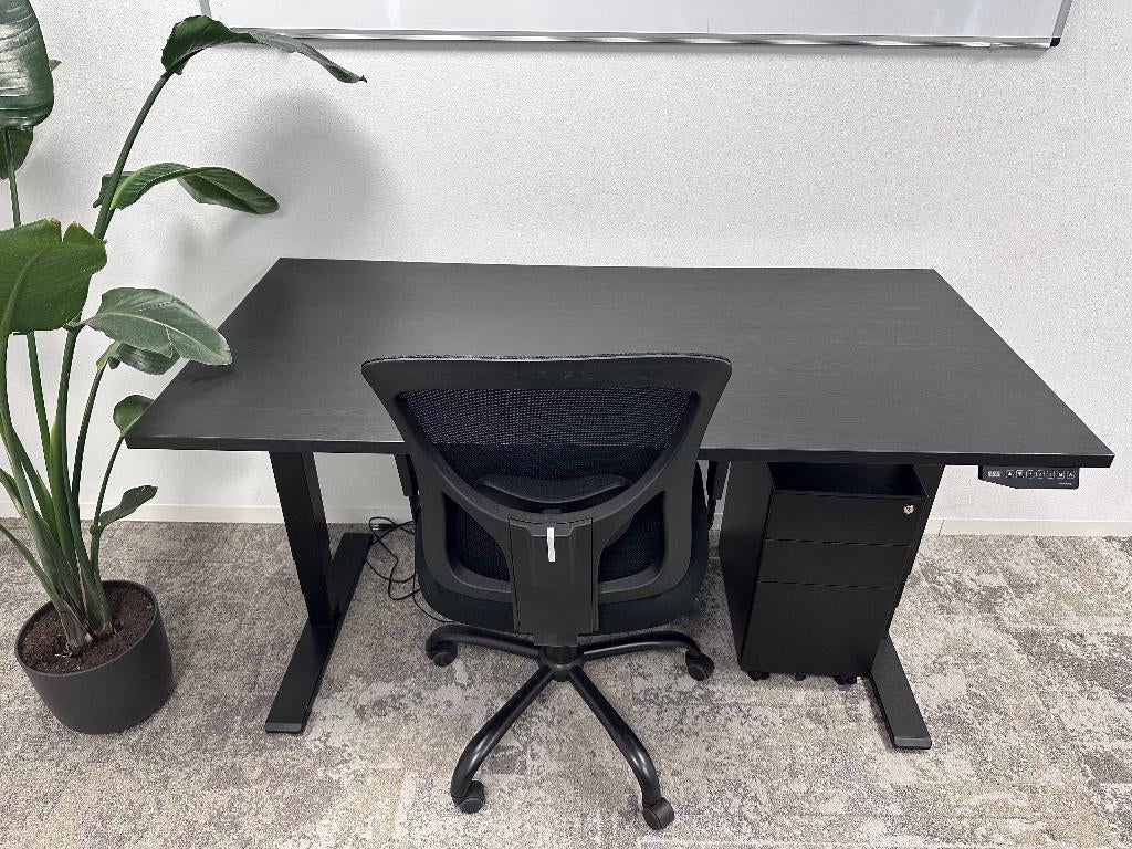 Complete kantoorwerkplek: zit-sta bureau + stoel + ladeblok, Ophalen, Elektrisch, Hout, Zo goed als nieuw