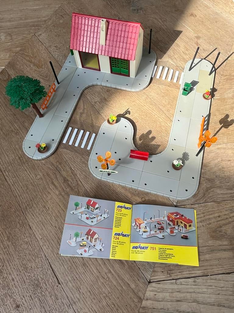 Majo-Kit: huisje en wegdelen (723), Ophalen of Verzenden, Gebruikt