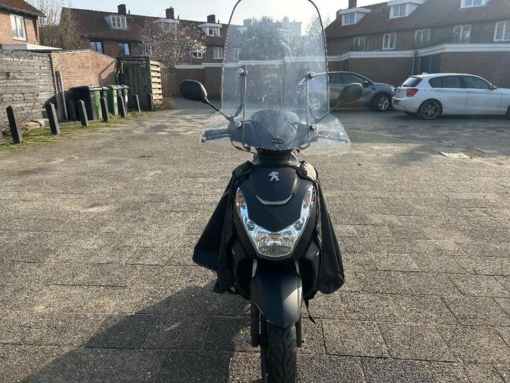 Peugeot kisbee black edition 45km/u, Fietsen en Brommers, Scooters | Peugeot, Gebruikt, Overige modellen, Maximaal 45 km/u, Benzine