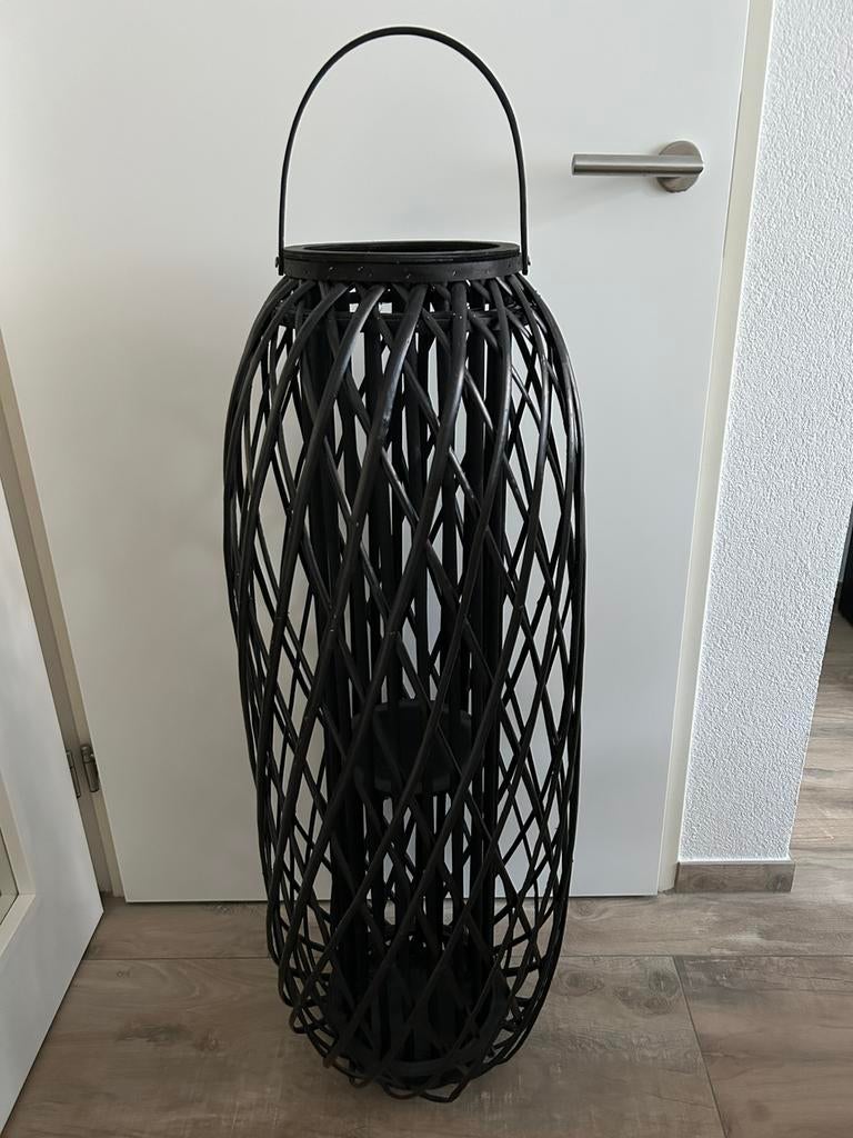 Super grote zwarte houten lantaarn / windlichter, Huis en Inrichting, Woonaccessoires | Kandelaars en Kaarsen, Ophalen, Zo goed als nieuw
