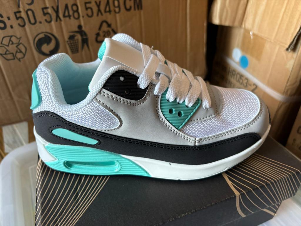 Partij Trendy Sneakers: 419 Paar (Volwassen & Kind), Kleding | Dames, Schoenen, Ophalen of Verzenden, Nieuw, Overige kleuren, Sneakers of Gympen