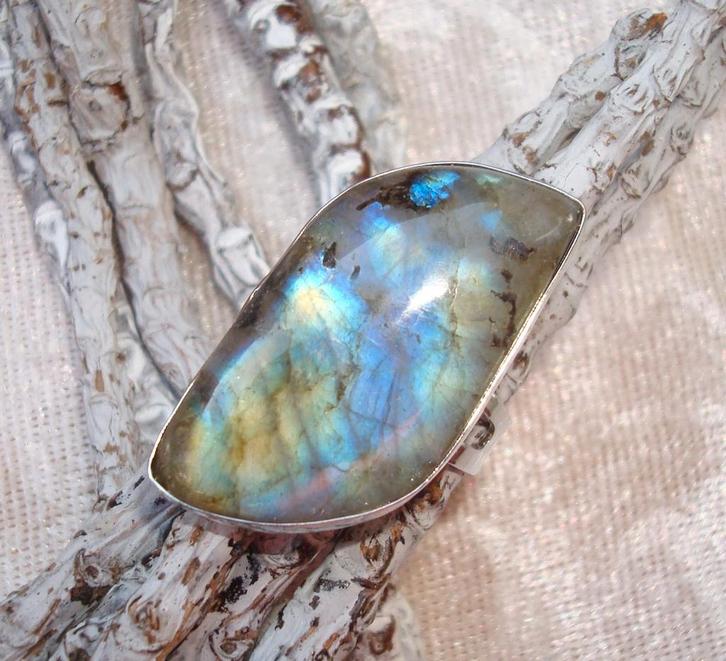 In maat verstelbare ring met grote steen van labradoriet, Sieraden, Tassen en Uiterlijk, Ringen, Nieuw, Dame, 17 tot 18, Zilver