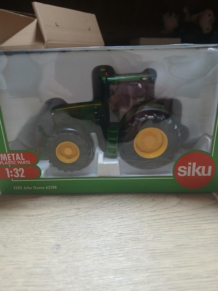 Siku John Deere 6210R model tractor 1:32, Tractor of Landbouw, Nieuw, Ophalen of Verzenden