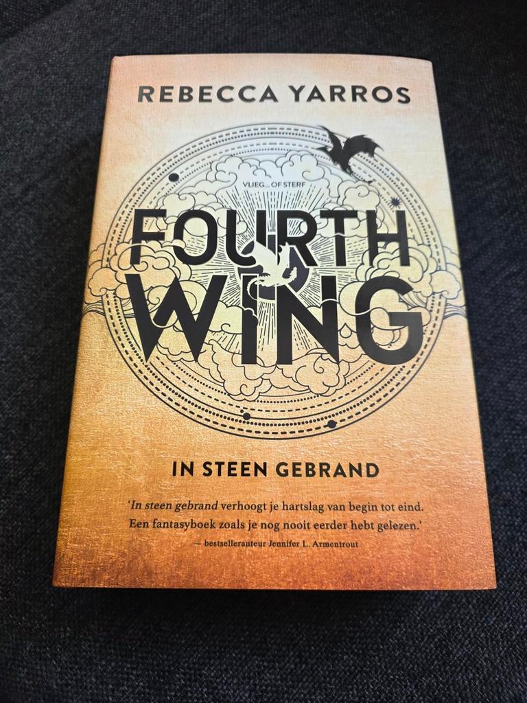 Fourth Wing - In Steen Gebrand - Rebecca Yarros (nieuw), Boeken, Fantasy, Ophalen of Verzenden, Nieuw, Rebecca Yarros