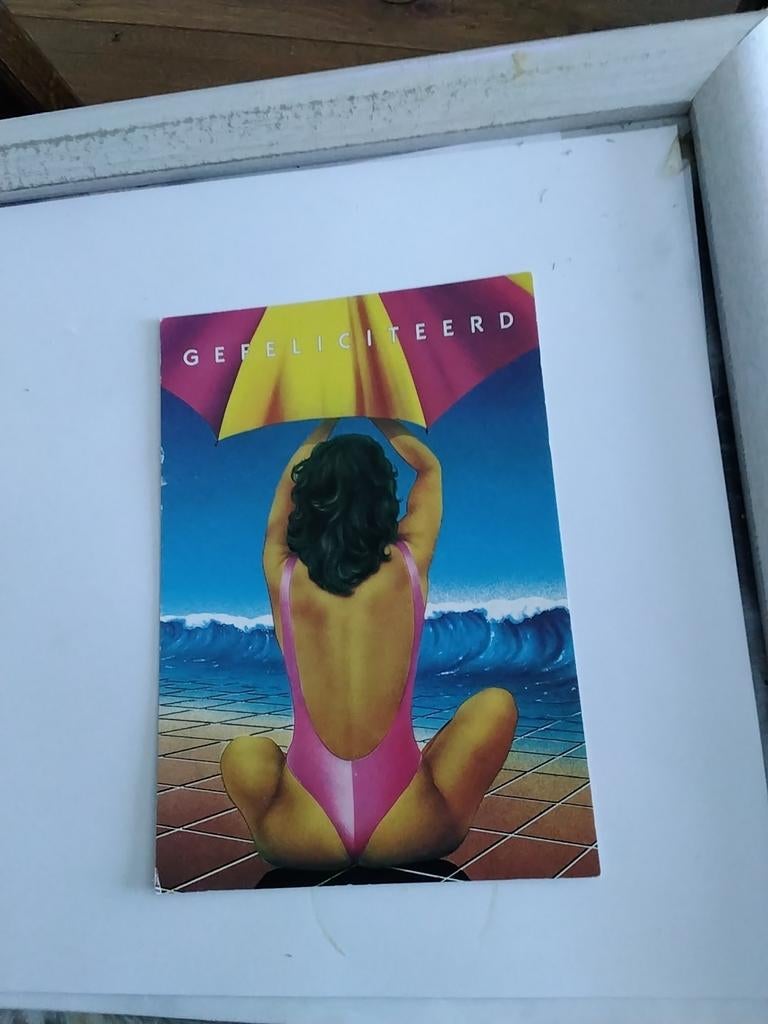 VROUW. OP STRAND ONDER PARASOL, Ophalen of Verzenden