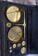 Oude balansweegschaal met gewichten in koffer, Antiek en Kunst, Antiek | Gereedschap en Instrumenten, Ophalen