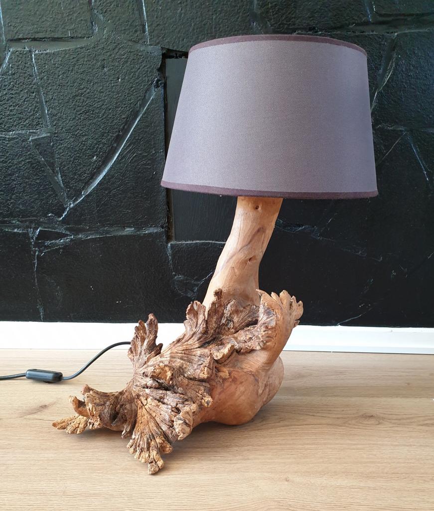 ZEER UNIEKE TAFELLAMP VAN DRIJFHOUT, Ophalen, Minder dan 50 cm