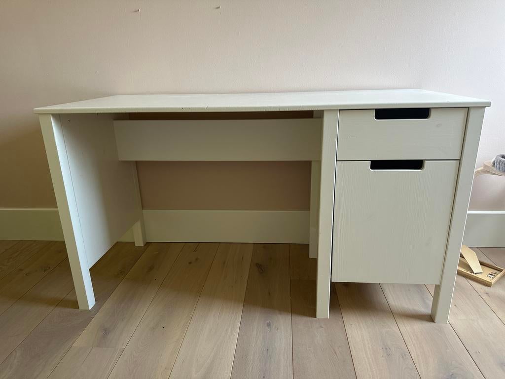 Gratis af te halen: Stevig wit houten bureau, Huis en Inrichting, Bureaus, Ophalen, Opbergruimte, Gebruikt, Hout