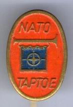 NATO Taptoe rood op koper speldje ( M_198a ), Verzenden, Zo goed als nieuw, Stad of Land, Speldje of Pin