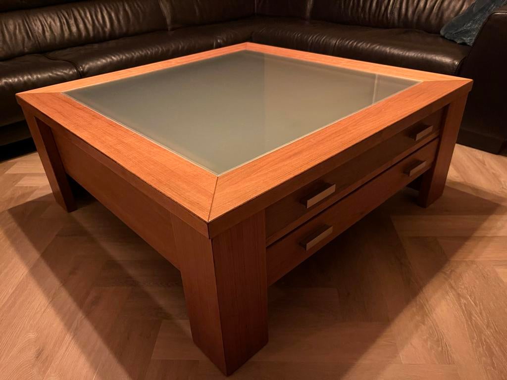 Notenhouten salontafel met glasplaat en lades, Ophalen, Gebruikt, Vierkant, Minder dan 50 cm