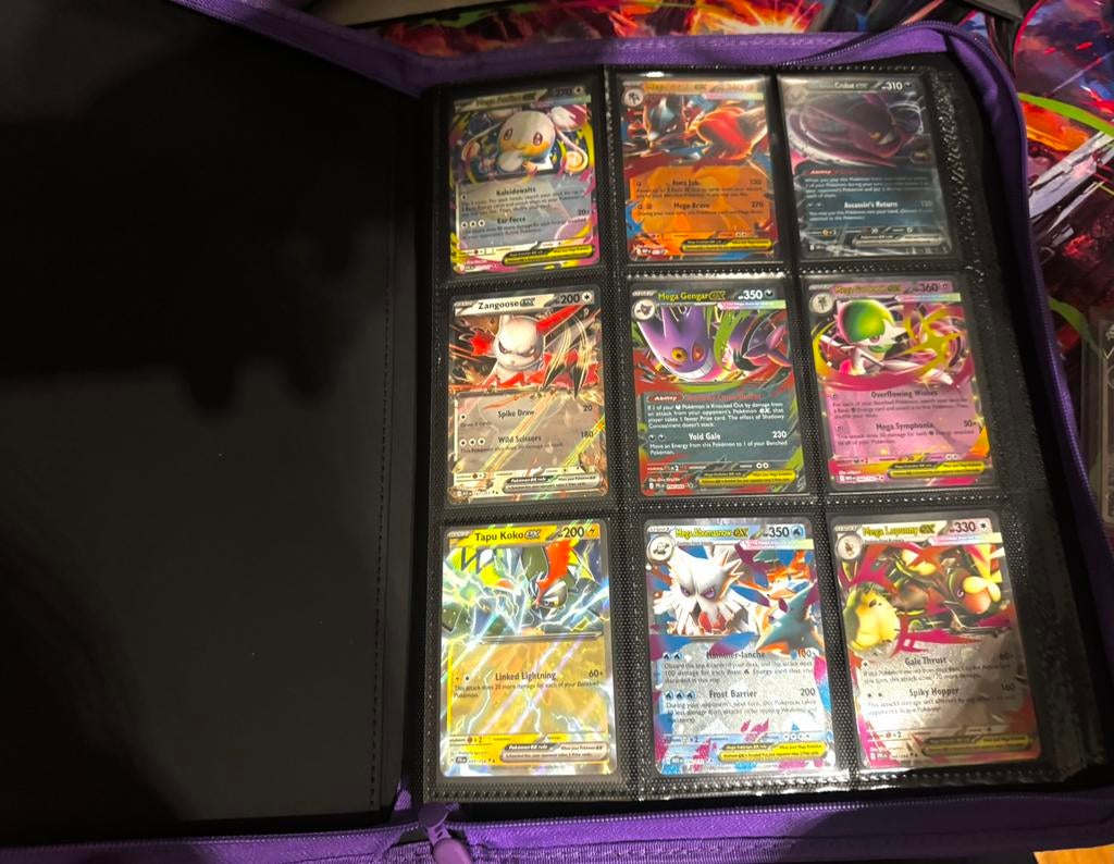 Binder met diverse pokemon hits, Ophalen of Verzenden, Zo goed als nieuw