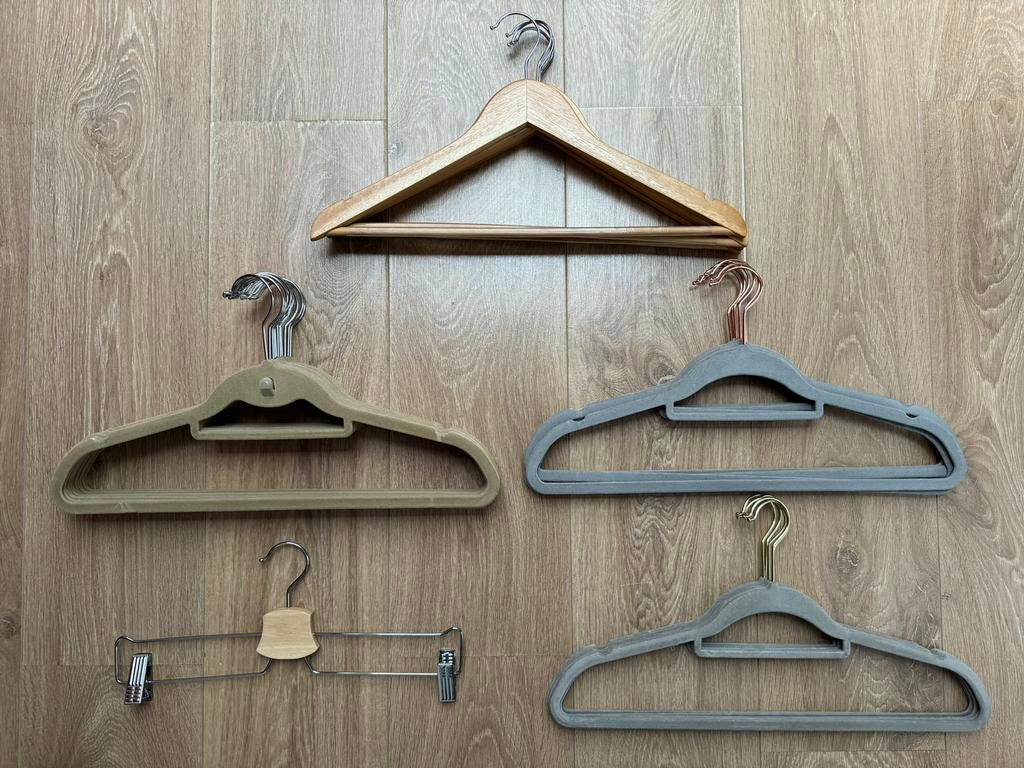 Verschillende kledinghangers hout & stof, Kleding | Dames, Kledinghangers, Ophalen of Verzenden, Zo goed als nieuw, Hout, Volwassenen