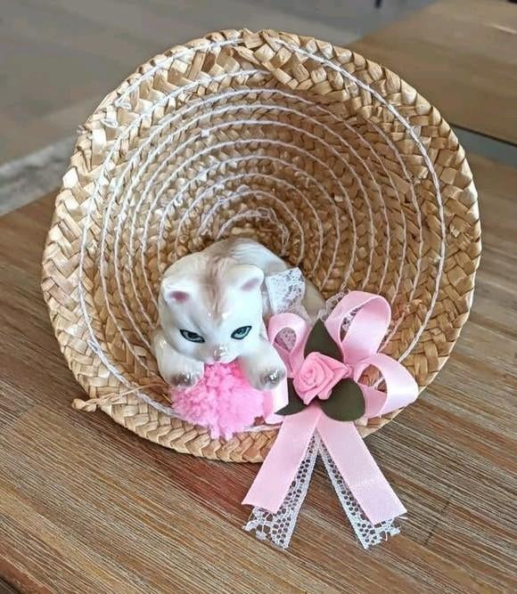 Schattig beeldje: Poesje in rieten mandje met roze strik, Ophalen of Verzenden, Zo goed als nieuw, Hond of Kat, Beeldje of Figuurtje