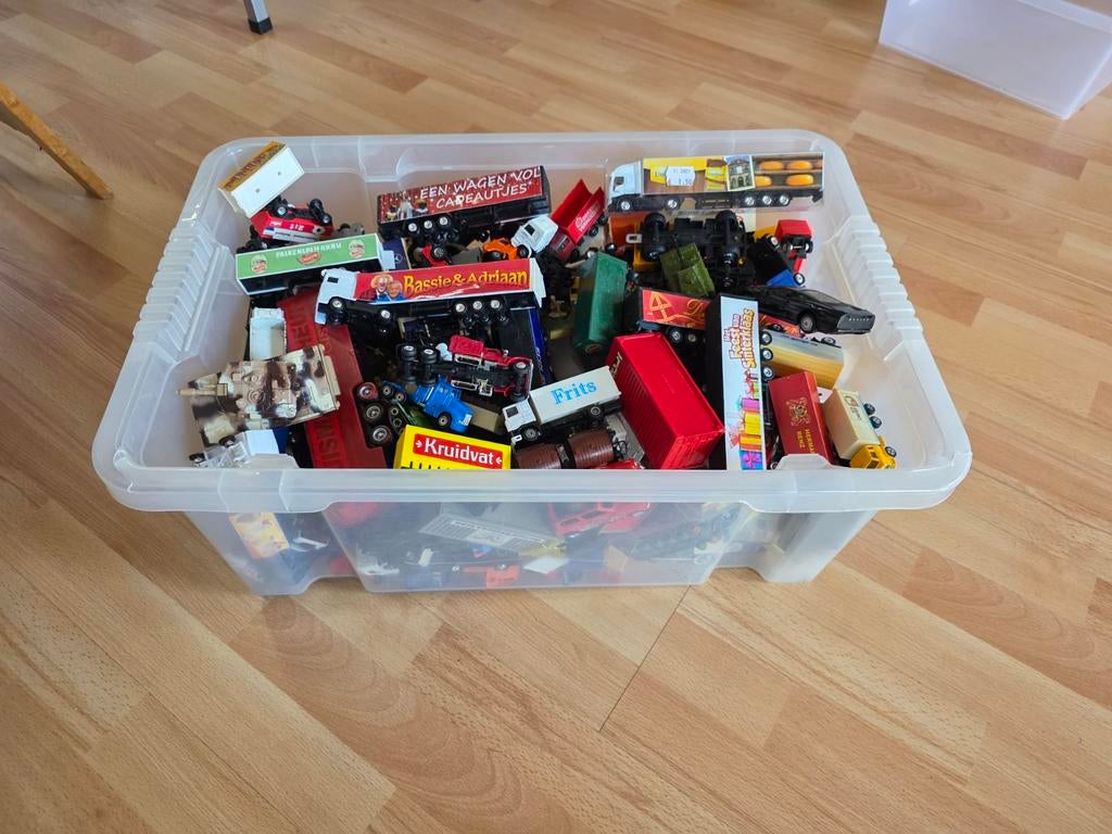 Grote bak met diverse speelgoed (vracht)wagens, Kinderen en Baby's, Ophalen, Gebruikt