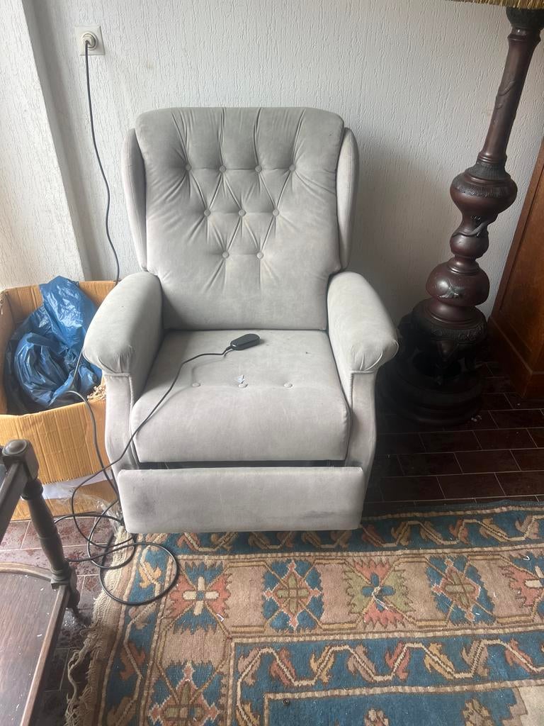 Comfortabele grijze relaxfauteuil met afstandsbediening, Huis en Inrichting, Ophalen, Gebruikt, Stof, 75 tot 100 cm