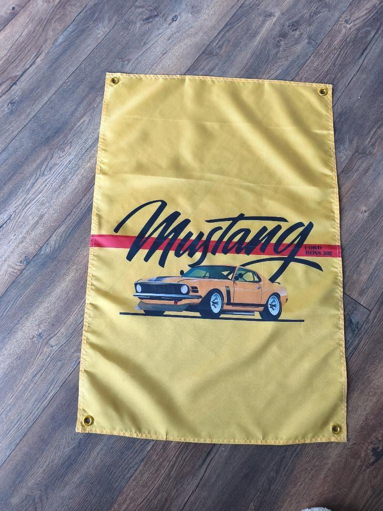 MUSTANG BANNER 60X90 CM MET BEVESTIGGINGS OGEN, Ophalen of Verzenden, Nieuw