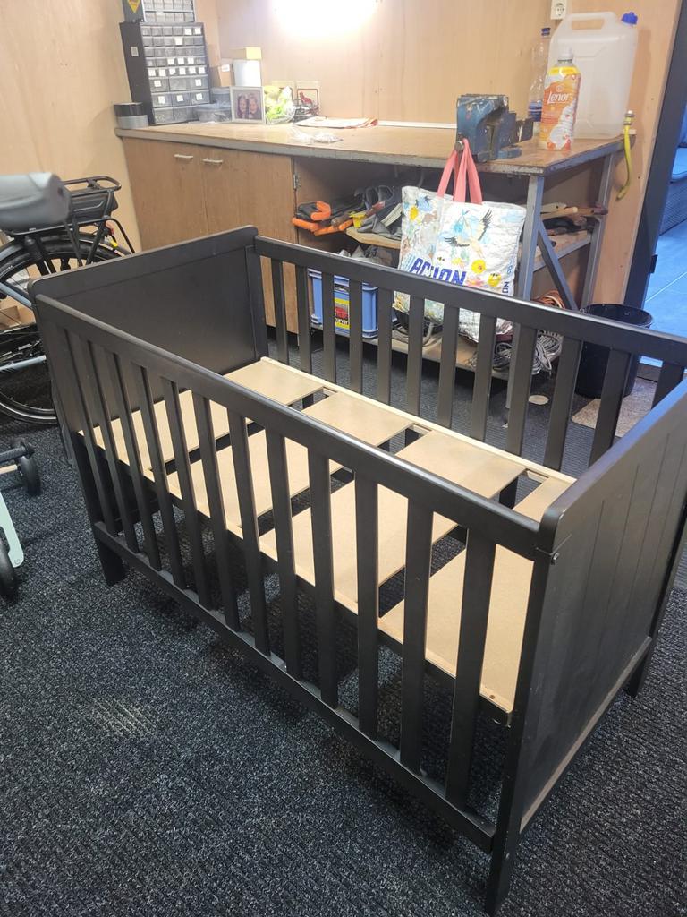 Zwarte ledikant/babybed evt incl matras, Ophalen, Gebruikt, Ledikant