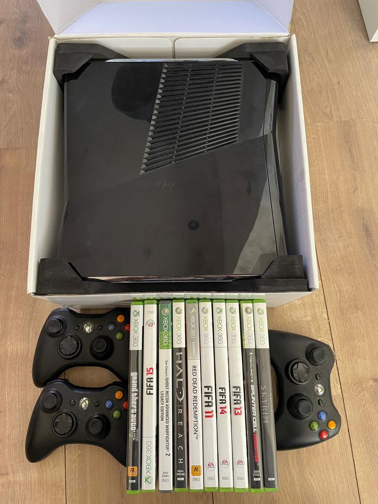 Xbox 360 3 controllers en 10 spellen, Spelcomputers en Games, Spelcomputers | Xbox 360, Ophalen, Gebruikt, 250 GB, Met 2 controllers