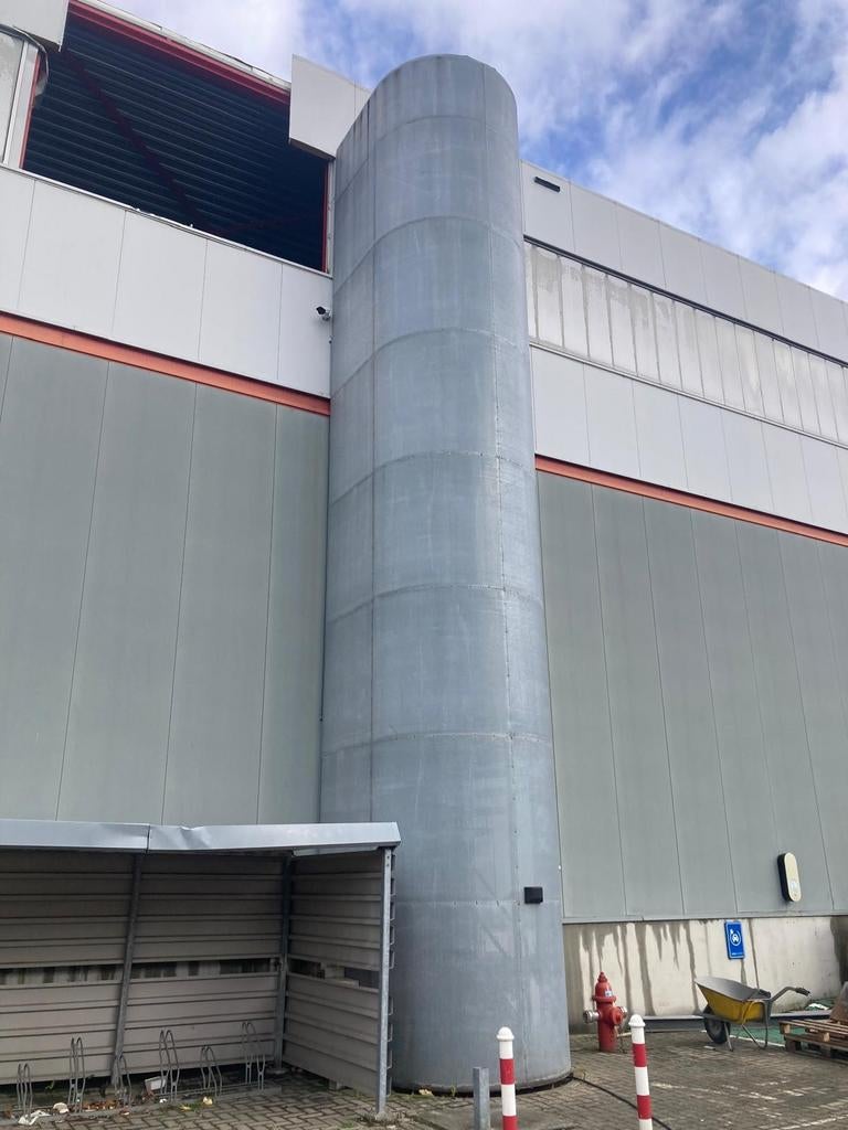 Stalen wenteltrap hoog 8, 5mtr  4 stuks, Ophalen, 2 tot 4 meter