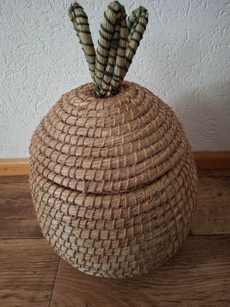 Ronde rieten mand met deksel - Zo goed als nieuw, Huis en Inrichting, Woonaccessoires | Schalen en Manden, Mand, Rond, Ophalen of Verzenden