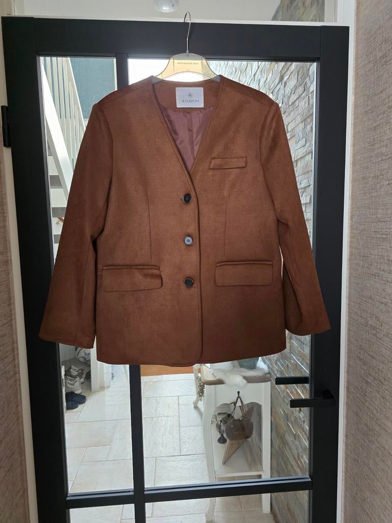 Te koop nieuw bruin suedine colbert jasje, merk Jusdepom, ma, Bruin, Jusdepom, Maat 42/44 (L), Nieuw